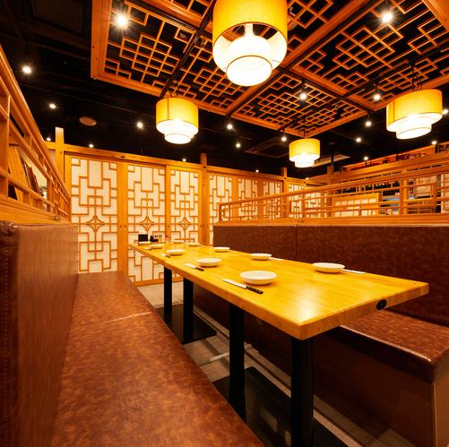 The table seats for 2 to 4 people have sturdy backrests, so everyone can relax.You can enjoy conversations with friends or just relax without worrying about others around you.It's a very comfortable space, so be sure to visit when you want to refresh yourself.