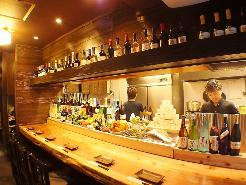 オープンキッチンで目の前に食材や日本酒がズラリと並ぶカウンター。カウンターにしかないメニューやサービスもお楽しみポイントです♪