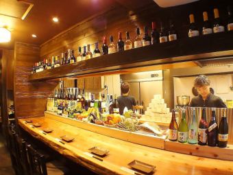 오픈 키친 카운터.평일 한정으로 카운터 석 한정 OPEN ~ 21 시까 지 하이 몇잔이라도 100 엔 (세금 별도)으로 제공합니다!