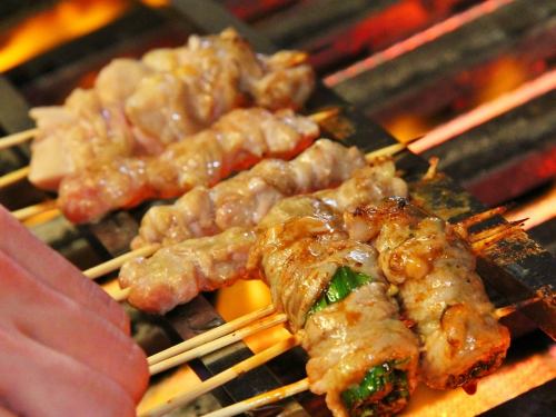 꼬치 구이는 숙련 된 장인이 하나 하나 정성스럽게 구워냅니다.