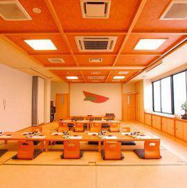 The large tatami room on the 3rd floor can accommodate up to 100 people ◎ We also accept reservations from 15 people.Good location, 10 minutes walk from the station.Many customers with children also come.We can accommodate any occasion such as entertainment, various banquets, and company banquets.We also welcome previews of banquets, so please feel free to contact us regarding the number of people and your budget.