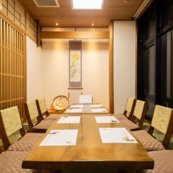 自然光をたっぷり取り込む大きな窓が人気のお座敷個室。お祝い事や披露宴会、同窓会など様々なシーンに合わせてご利用いただけます。各種宴会コースもご用意しておりますのでお気軽にご相談くださいませ。[岡山/居酒屋/個室/宴会/飲み放題/酒/魚/肉/半個室/会社宴会]