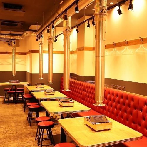 赤と木目を基調としたおしゃれな店内。