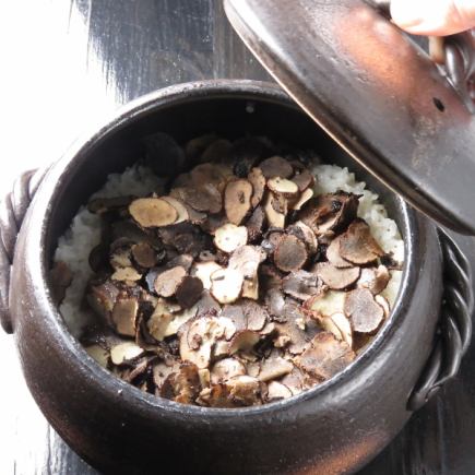 【保證半私人包廂】本店最受歡迎!階梯式拼盤配松露米飯的「黑套餐」-共17道菜-11,000日圓(不含稅)