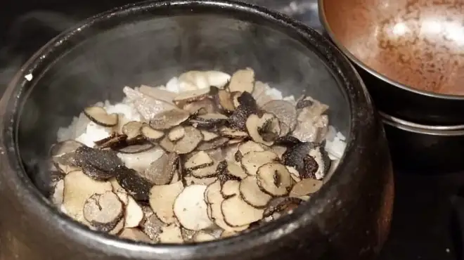 【〆の名物】五感で味わう贅沢の極み。目の前で削り出す、香り豊かな『土鍋トリュフご飯』