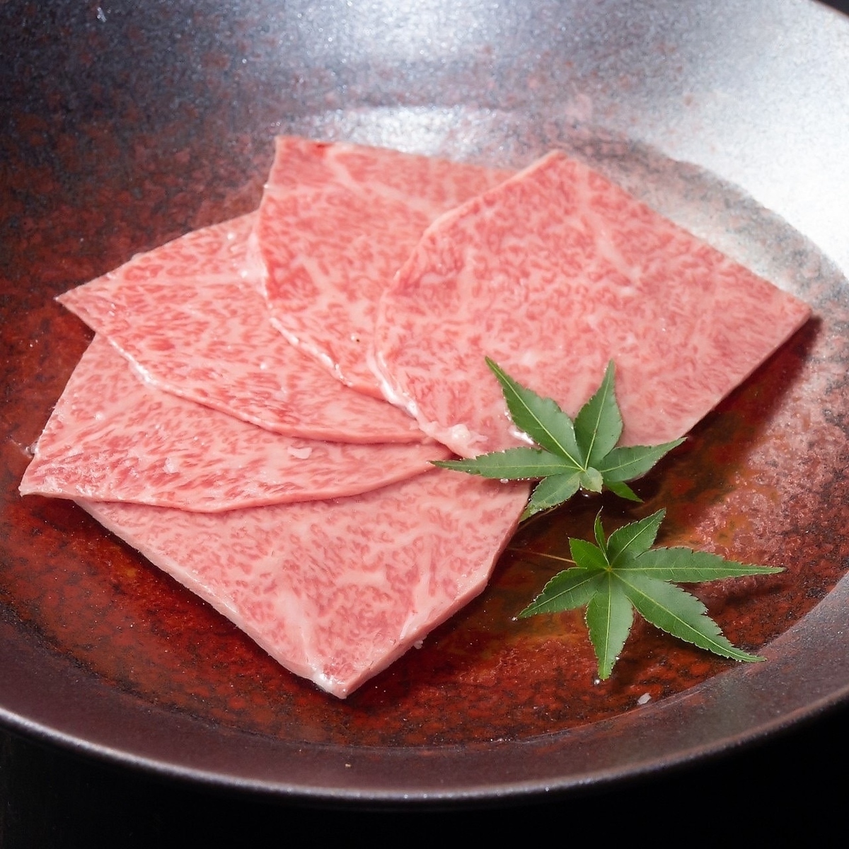 お肉が水に浮かんで登場する『塩水』 他店にはない創作肉料理を