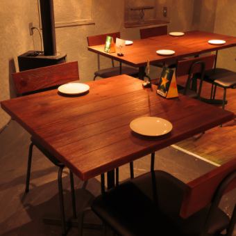 1名様からご利用いただけるテーブル席は組み換え自由！少人数でのディナーや、飲み会、女子会、デートなどにも最適です！
