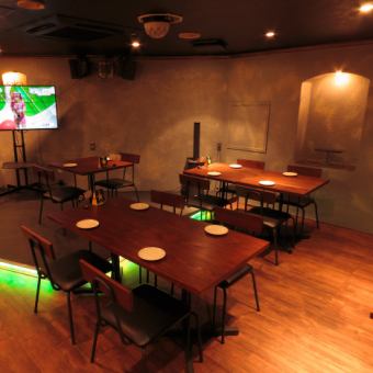 There are 30 seats in total, and up to 45 people can sit for a standing buffet! We especially welcome parties of 10 or more! We are also fully equipped with karaoke equipment and a projector.