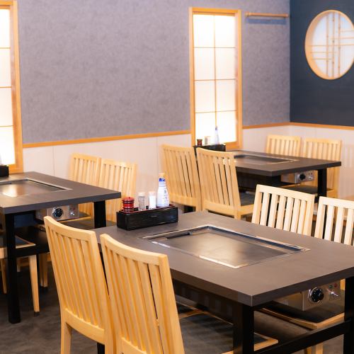 [Table seats] There are 6 "table seats" that can accommodate up to 4 people per seat, and can be combined together depending on the number of people!!