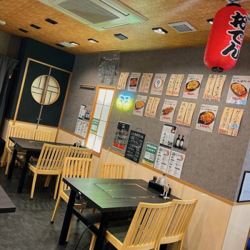 <p>Opened a year ago, the restaurant has a beautiful layout! There are six four-person tables and two six-person tables! We can flexibly accommodate different numbers of people by joining the tables together!</p>