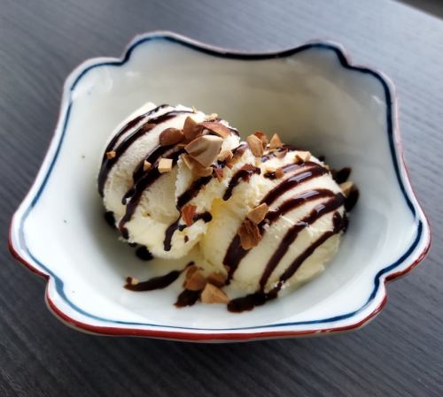 バニラアイス トッピングチョコナッツ