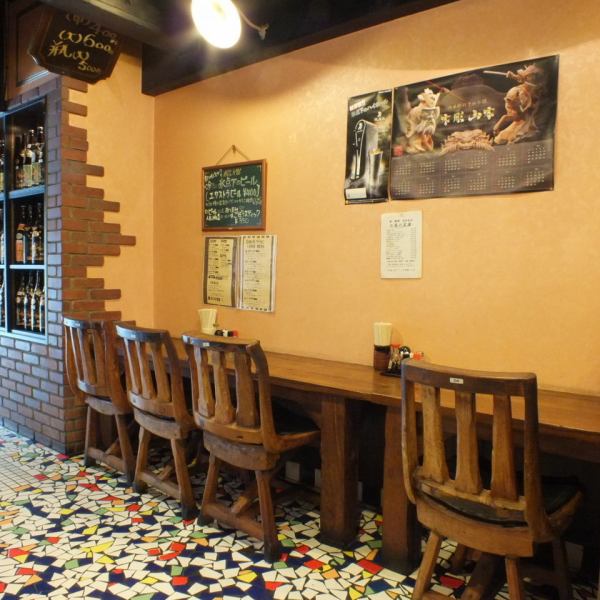 本町のオフィス街に佇む、雰囲気◎のお店。昭和のレトロな雰囲気が漂う店内はついつい時間を忘れてしまいます。