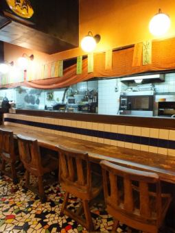 横並びのカウンター席でお食事！カップルは、もちろんお1人様でも歓迎いたします。
