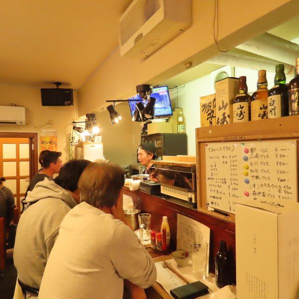 【チョイ飲みにもぴったりなカウンターのお席】お一人様でのご来店も大歓迎です。ゆったりと落ち着けるカウンターのお席でスタッフとの会話も楽しみながら美味しいお刺身と自慢の日本酒に舌鼓を。