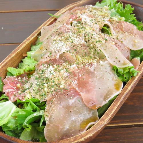生ハムとパルメザンチーズのサラダ
