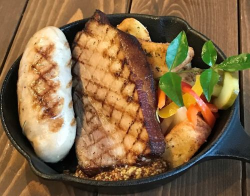 自家製厚切りベーコンとサルシッチャのグリル