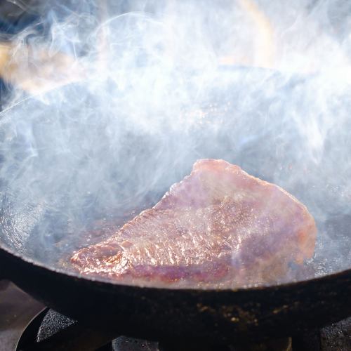九州産赤身肉を使ったステーキ