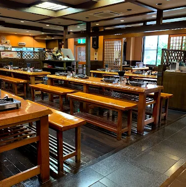 広々とした店内には、落ち着ける掘りごたつ式の上席やテーブル席、半個室席を完備しております。ご家族連れから各種宴会まで幅広くご対応可能です。「柿島屋」のテーブル席は歴史を感じさせる空間で、特別な宴会を企画する幹事様にもぴったりの空間となっております。ぜひご利用ください。