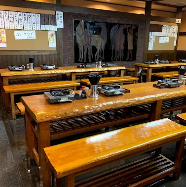 最大12名様までご利用可能なテーブル席は全5卓ご用意しており、お隣の方々と和気あいあいと楽しいひとときをお過ごしいただけます。お席のご予約はお電話での確認をお願いいたします。皆様のお越しを心よりお待ちしておりますので、ぜひお気軽にご来店ください。