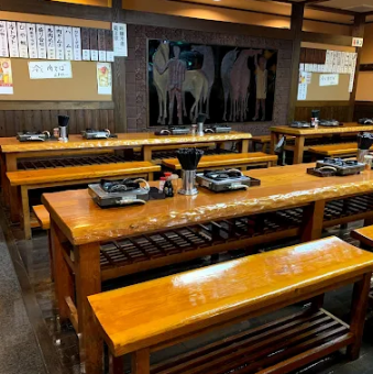 【12名掛けテーブル席】12名様まで長テーブルをお使いいただけます。お席のご予約はお電話にてご確認下さい。お待ちしています。