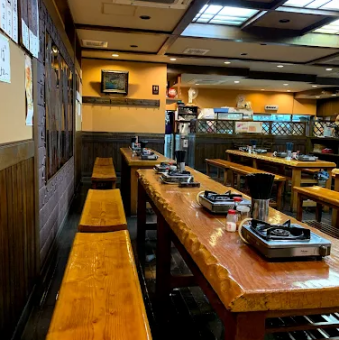 【12名掛けテーブル席】ご家族連れやご友人、会社宴会で和気あいあいと。お席のご予約はお電話にてご確認下さい。お待ちしています。