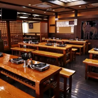 【12名掛けテーブル席】老舗らしい、歴史を感じる空間。お席のご予約はお電話にてご確認下さい。お待ちしています。