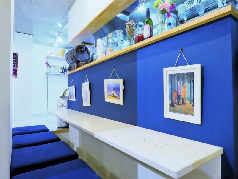 鮮やかなブルーの壁が引き立つ真っ白なカウンター席はお一人様にお勧めです。スタイリッシュでいながらリラックス出来る空間で、和食とイタリアンのマリアージュをお楽しみ下さい。店主が敬愛する「ルネ・マグリット」の絵画が飾られているのも注目ポイントです♪