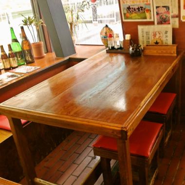 Table seats fully equipped! Family use is also welcome ♪ Chairs for children are also available.In addition, there is a counter seat for one person!