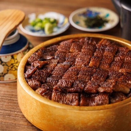 名店品質の鰻を高温の炭火で一気に焼き上げ関西焼きでリーズナブルに堪能できるお店。