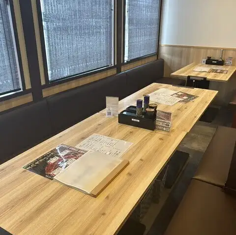 清潔な木目調のテーブル席がバランスよく配置された居心地の良い室内です。窓際からの自然光や落ち着いた照明が室内をやわらかく包み込み開放感のある空間を創り出しています。グループでの集まりやお食事会にも利用しやすく周囲を気にすることなく和やかで楽しいひとときを堪能できます。