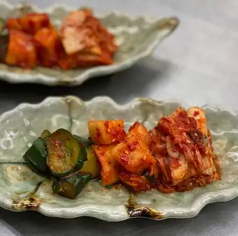 3種キムチ盛り合わせ、ナムル盛り合わせ*均一の料金です。
