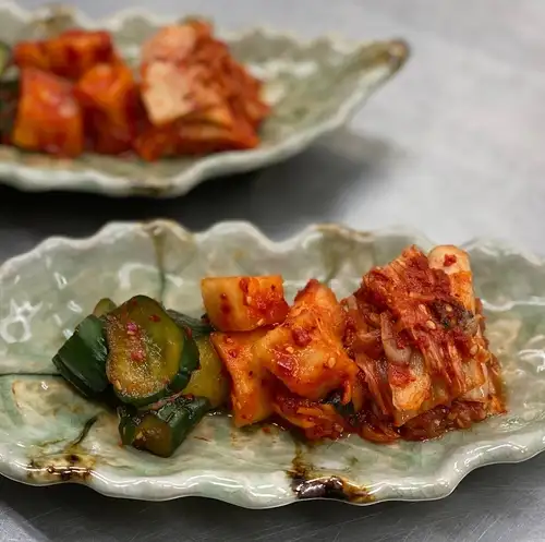 3種キムチ盛り合わせ、ナムル盛り合わせ*均一の料金です。