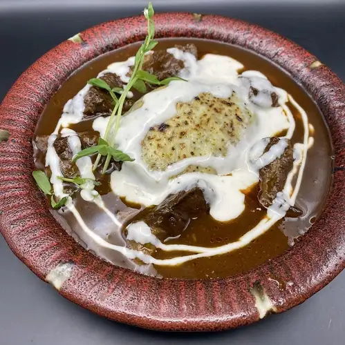 スモークチーズの煮込み牛タンシチューハンバーグランチ