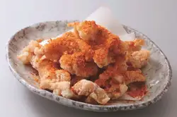 香脆炸雞皮佐辣味調味料