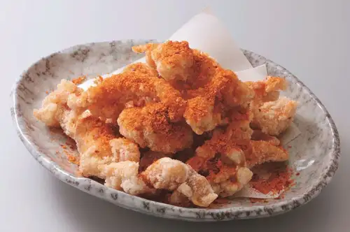 香脆炸雞皮佐辣味調味料