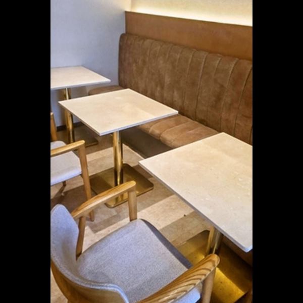 【店内貸切は最大26名様でお使い頂けます】自在に動かせるテーブル席がございます。木目調の落ち着いた雰囲気で”ここでしか味わえない”こだわりの絶品メニューをご堪能あれ！