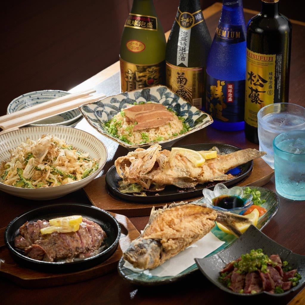 地元沖縄の海の幸をはじめ、旬の食材を使った沖縄ならではの料理をお楽しみください！
