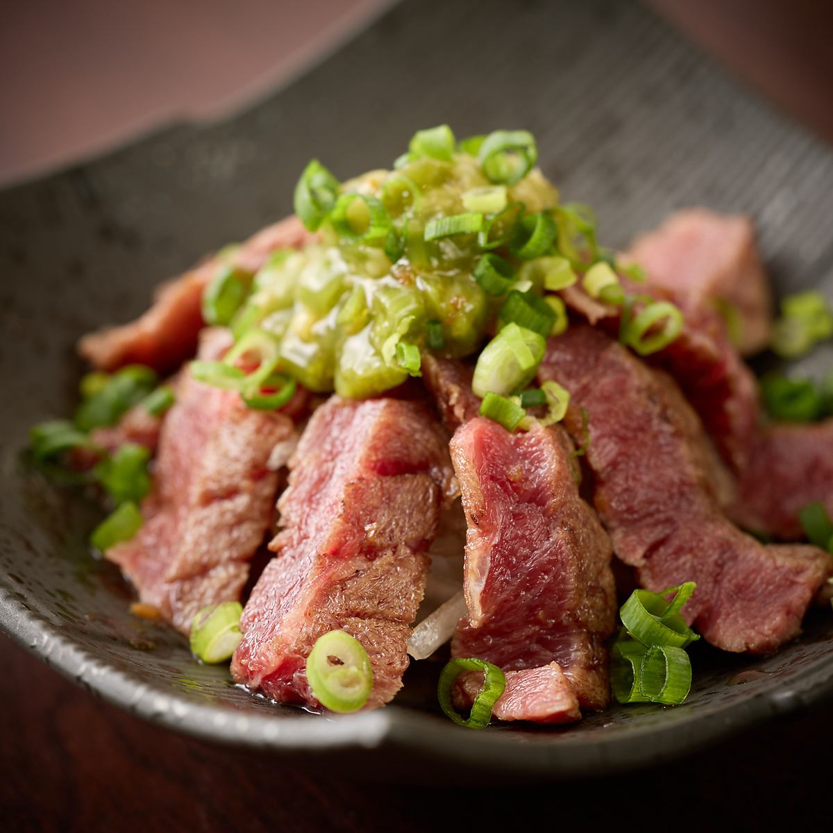 お酒と相性抜群な「牛たたきわさびポン酢」は是非ご賞味あれ♪
