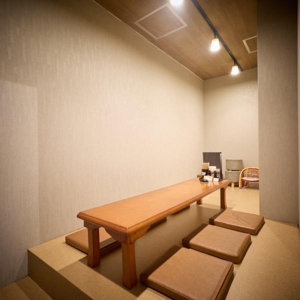 座敷席は温かみのある照明と落ち着いた雰囲気が漂う寛ぎの空間。小さなお子様とご一緒のご家族にも配慮されており、安心して楽しめる環境が整っています。靴を脱いでゆったりと寛げるため、家族みんなで過ごす時間が特別なものに。どうぞごゆっくりお過ごしください。
