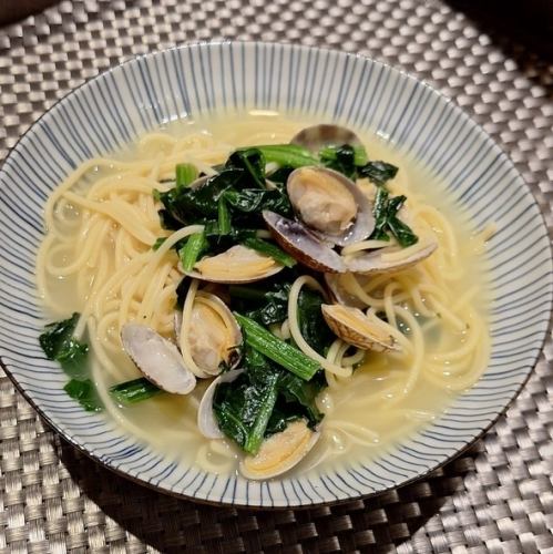 Spinach and clam pasta