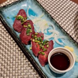 Horse sashimi nigiri (4 pieces)