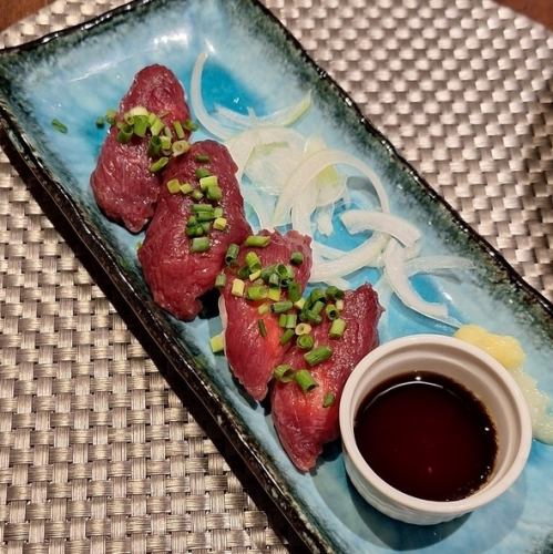 Horse sashimi nigiri (4 pieces)