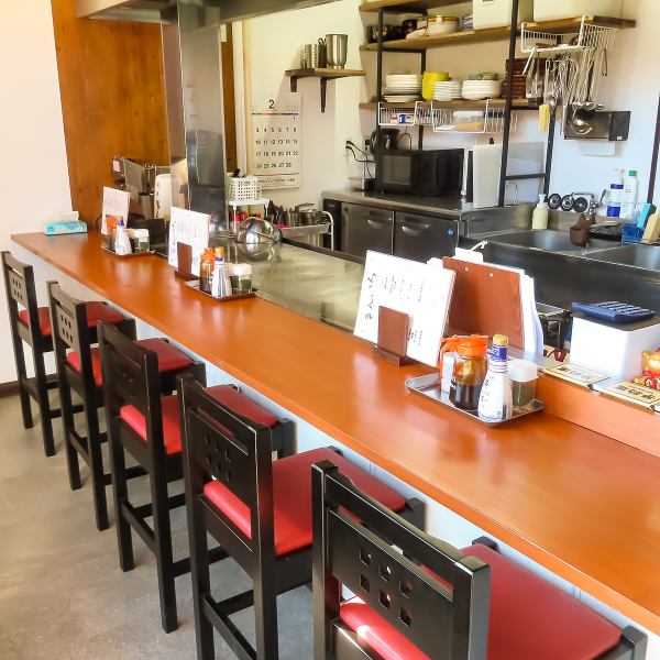 【おひとり様でも気軽にお越しください♪】当店は心温まる居心地の良さが自慢です☆ご友人とおしゃべりを楽しむもよし、静かにじっくり嗜む時間を楽しむもよし。どんなシチュエーションでもリラックスできる雰囲気が、あなたをお待ちしています♪