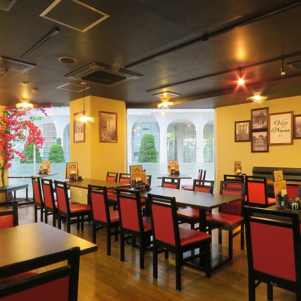 窓ガラスに囲まれた店内は、昼は陽光が差し込み明るく開放的な雰囲気、夜は賑わいが感じられる活気ある内装です。優雅なBGMが流れるゆったりとした空間で、ごゆっくりとお食事をお楽しみいただけます。豊富なメニューを取り揃えているので、どんな方の好みにもフィット。心地よい異国の雰囲気の中、本場の味を是非!