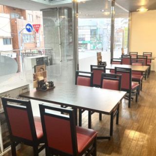 ご家族やご友人との気軽な食事に最適な4名様掛けのテーブル席を6卓ご用意しています。広々とした空間で、本格的なベトナム料理をゆったりとお楽しみいただけます。本場の雰囲気を再現した温かい内装で、会話が弾む楽しいひとときをお過ごしください。