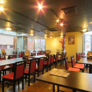 着席で最大48名様まで貸切が可能です。会社の大規模な宴会や歓送迎会、サークルの打ち上げなど、大人数でのパーティーに最適です。ご予算やメニュー構成についても、お客様のご要望に合わせて柔軟に対応いたしますので、お気軽にご相談ください。