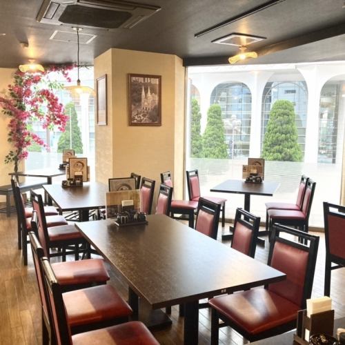 ご家族・ご友人とゆったり寛げるテーブルレイアウト