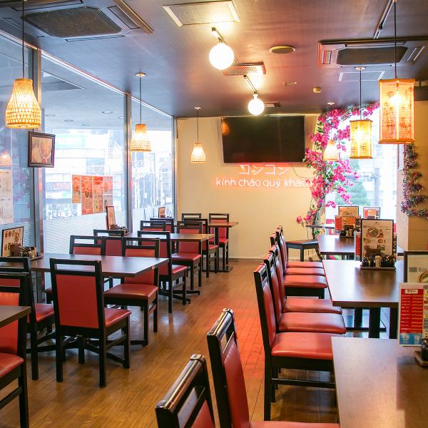 ランチだけでなく、ディナータイムにはお酒に合うおつまみも豊富にご用意◎日本の定番のお酒はもちろん、日本では珍しいベトナムのお酒もご用意しており、お食事をより一層楽しく彩ります。団体でのご宴会に最適な広々とした空間とプランもございますので、本場の味と異国の雰囲気の中、賑やかな一時をお過ごし下さい!