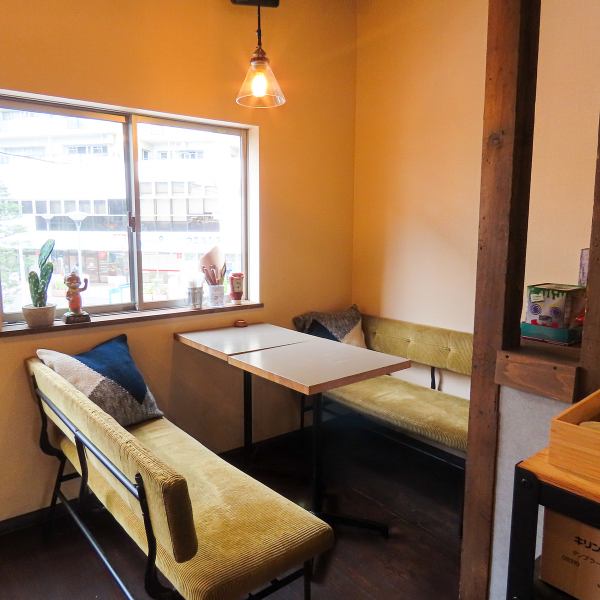 当店の店内は、温かみのある色合いで心地よさを演出しています。シックな木材をふんだんに使用したおしゃれな空間は、木目調とコンクリート調が絶妙に組み合わさり、ナチュラルな温かみとスタイリッシュさが共存。ゆったりとした時間をお過ごしいただけます。