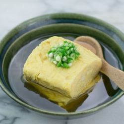 淋上日式高汤的卷蛋